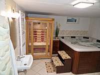 Velká wellness koupelna s vířivkou, infrasaunou, umyvadlem a velkým sprch.koutem - Trojanovice