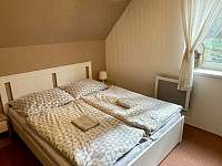 Pokoj č. 4 - dvojlůžkový (manželská postel) - chalupa k pronájmu Velké Karlovice