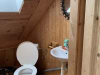 WC v patře - roubenka k pronájmu Huslenky