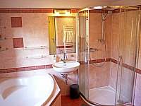 Sprchový kout a vana v horním patře - Nýdek