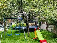 vyžití pro děti na oplocené zahradě, +velké dětské hřiště je 500m od chaloupky - chata k pronájmu Valašská Bystřice