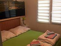 ložnice s manželskou postelí - pronájem chaty Malé Žernoseky