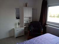 Pokoj s manželskou postelí (fialový) - apartmán k pronájmu Líšťany