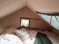 Manželská postel v patře - pronájem chaty Dolní Ročov