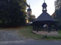 náves s přenesenou kašnou v pozadí kostel sv. Máří Magdaleny - Zubrnice