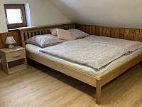 Ložnice 1 v patře - manželská postel - chalupa k pronájmu Janov u Hřenska