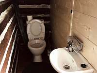 WC horní patro - roubenka k pronájmu