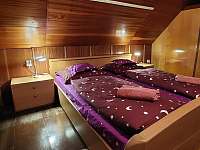 3 ložnice s manželskou postelí a dětskou postýlkou 160cm - chalupa k pronájmu Kunratice - Studený