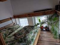 Manželská postel na podestě - apartmán k pronájmu Mikulášovice