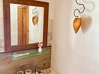 koupelny na přízemí (sprchový kou, wc a 2 umyvadla) - pronájem chalupy Brtníky