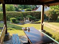 pohled z venkovního sezení na zahradu - pronájem chaty Krásná Lípa