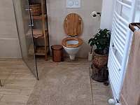 nová koupelna - k dispozici ručníky a toaletní potřeby, fén - Čeká Kamenice - Huníkov