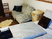 Pokoj 2- manželská postel + rozkládací postel pro dva - chalupa k pronajmutí Lobendava - Severní