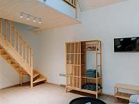 Z obýváku schody na galerii - apartmán k pronajmutí Nová Oleška