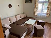 Obývací pokoj - chalupa k pronájmu Mikulášovice