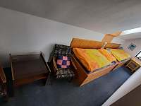 Pokoj 4 - dvě postele, stolek, 2 křesla - Křečovice
