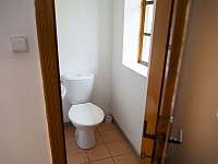 Toaleta v mezipatře - chalupa k pronajmutí Malá Skála