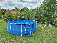 V letní sezóně je možnost koupání v bazénu (3m×0,9m) - chalupa k pronajmutí Osek