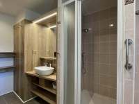 koupelna s vanou a sprchovým koutem - chalupa k pronájmu Radim u Jičína