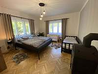 Ložnice s manželskou postelí a vysuvná postel na dvě lůžka - apartmán ubytování Frýdštejn - Sestroňovice