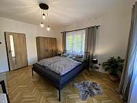 Ložnice s velkou šatní skříní - apartmán k pronájmu Frýdštejn - Sestroňovice