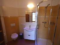 jedna ze dvou identických koupelen se záchodem - pronájem chaty Branžež