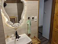 Ubytování Veselá ovečka - koupelna - umyvadlo se zrcadlem - Ktová
