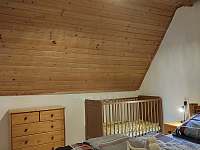 Ubytování Veselá ovečka - ložnice 2 s manželskou postelí a dětskou postýlkou - Ktová