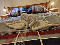 Ubytování Veselá ovečka - ložnice 2 s manželskou postelí a dětskou postýlkou - pronájem chalupy Ktová