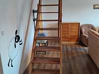 Ubytování Veselá ovečka - schodiště do 1. NP (2x ložnice) - Ktová