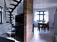 Obytná místnost s kuchyňským koutem - apartmán k pronájmu Libošovice - Rytířova Lhota