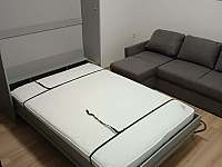 vyklopená postel v obývací části - apartmán ubytování Turnov