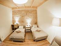 Ložnice GARDEN VIEW v přízemí, manželskou postel lze rozdělit - pronájem chalupy Kacanovy