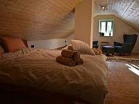 Manželská postel v podkroví - pronájem chalupy Rovensko pod Troskami