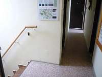 chodba v 1 patře s mírně prudším schodištěm - Brada - Rybníček