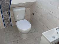 podkrovní wc s umyvadlem pro 1. a 3. apartmán - Uhlíře