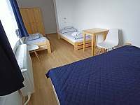 ložnice v 1. patře (č.4) - 1 manželská postel + 2 samostatná lůžka - Olešnice - Pohoří