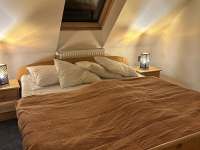 Ložnice s manželskou postelí - chalupa k pronájmu Samšina