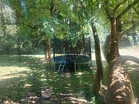 zahrada s trampolínou - pronájem chalupy Komárov