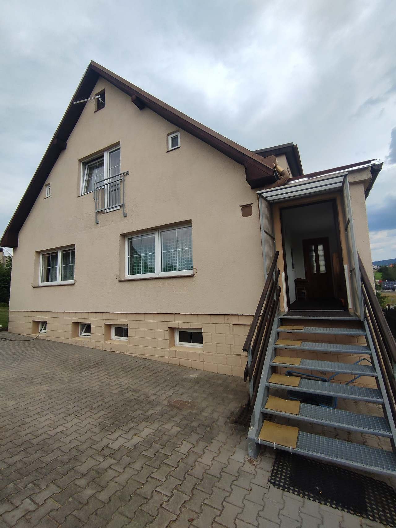 Apartmán v prvním patře rodinného domu, oplocené parkovací stání před domem