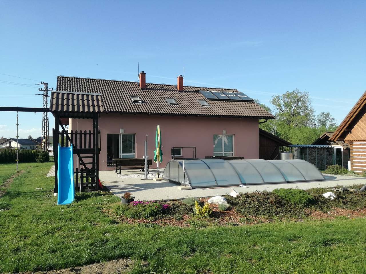 Bazén a dětské hřiště