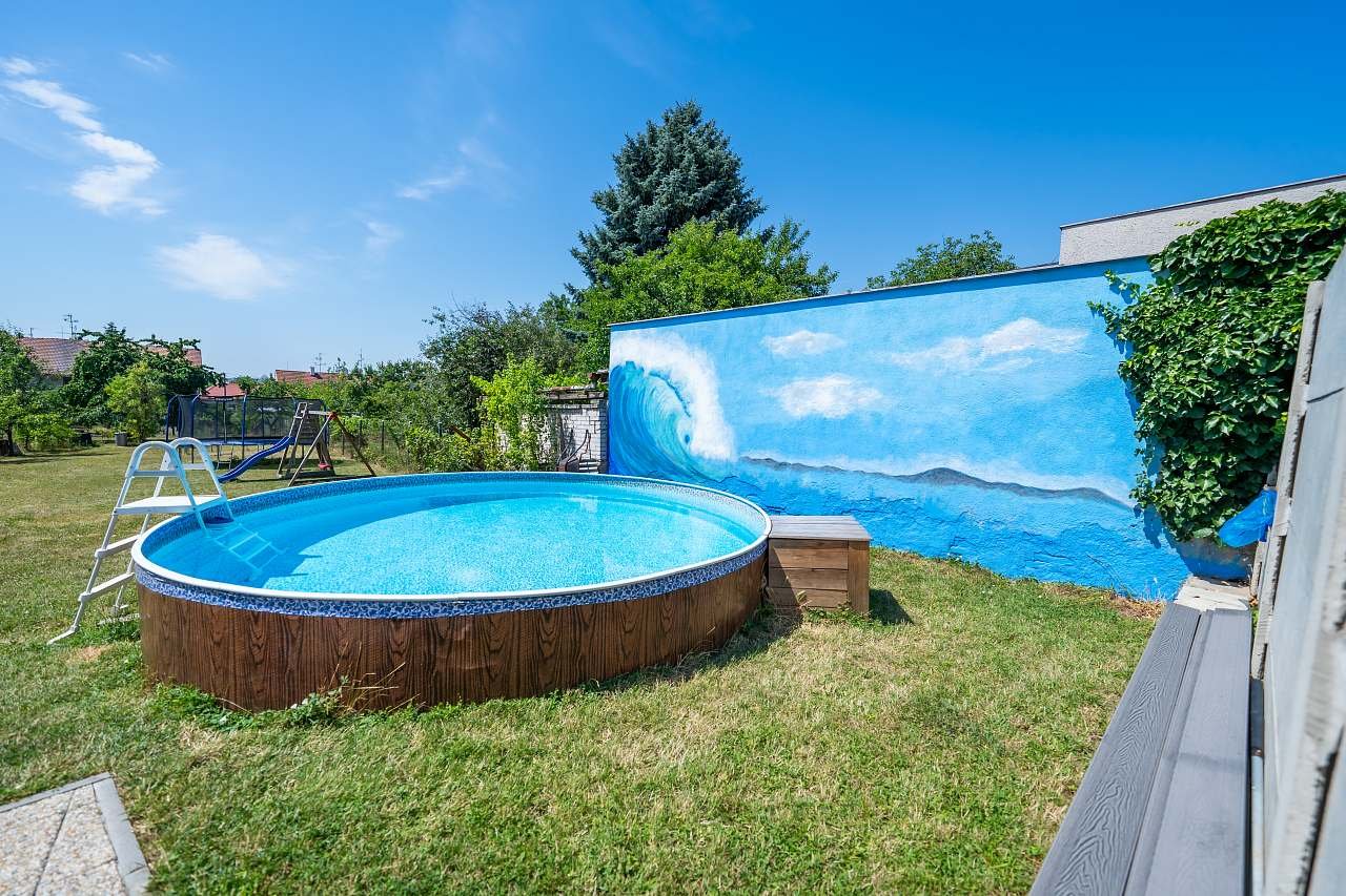 Bazén na zahradě - pohled z terasy