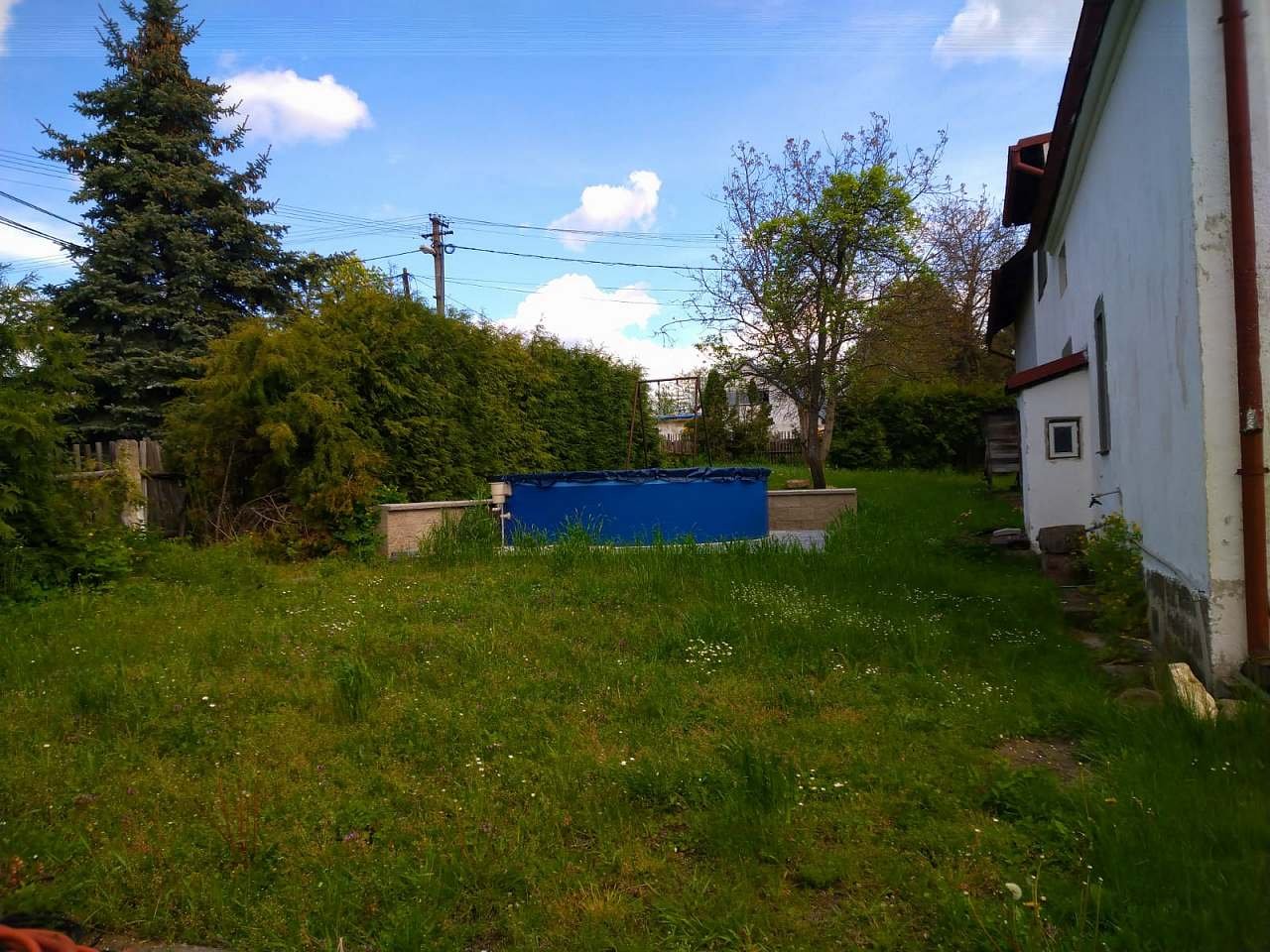 Bazén na zahradě za domem