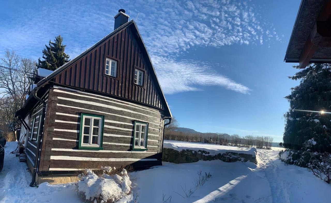 Boční pohled na roubenou část chalupy
