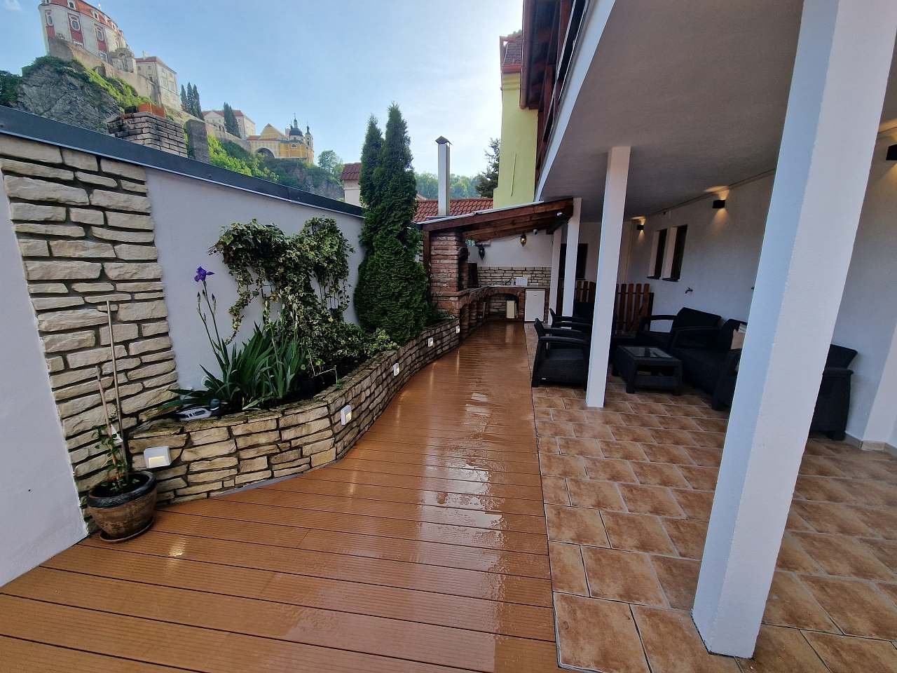 Budova B, součást venkonvní dvůr jižní, součást ubytování přihřívaný bazén