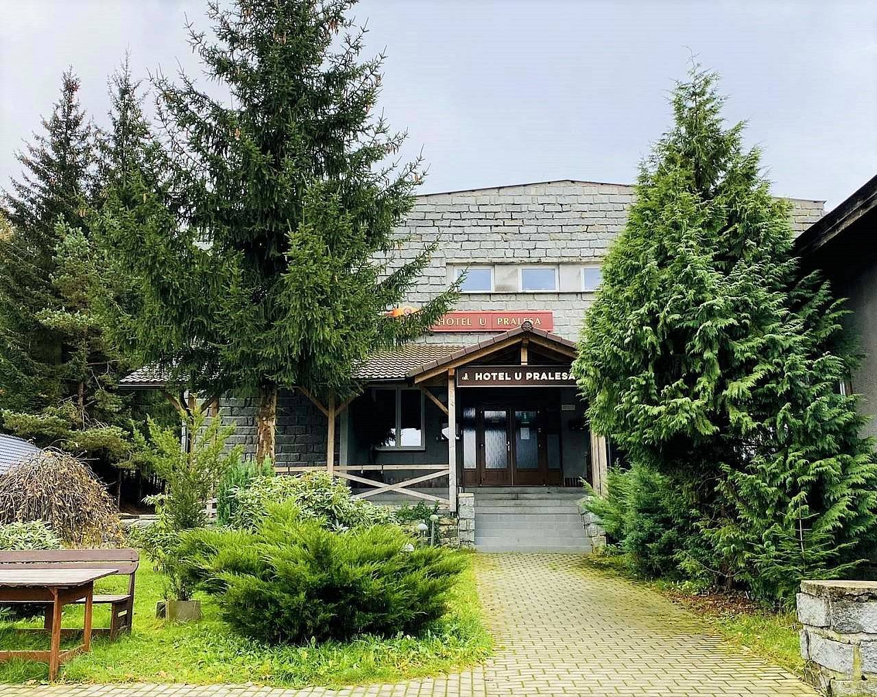 Budova bývalého Hotelu U Pralesa, kde se apartmán nachází