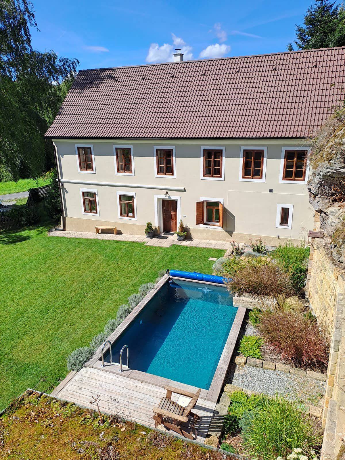 Budova ubytování, bazén a zahrada