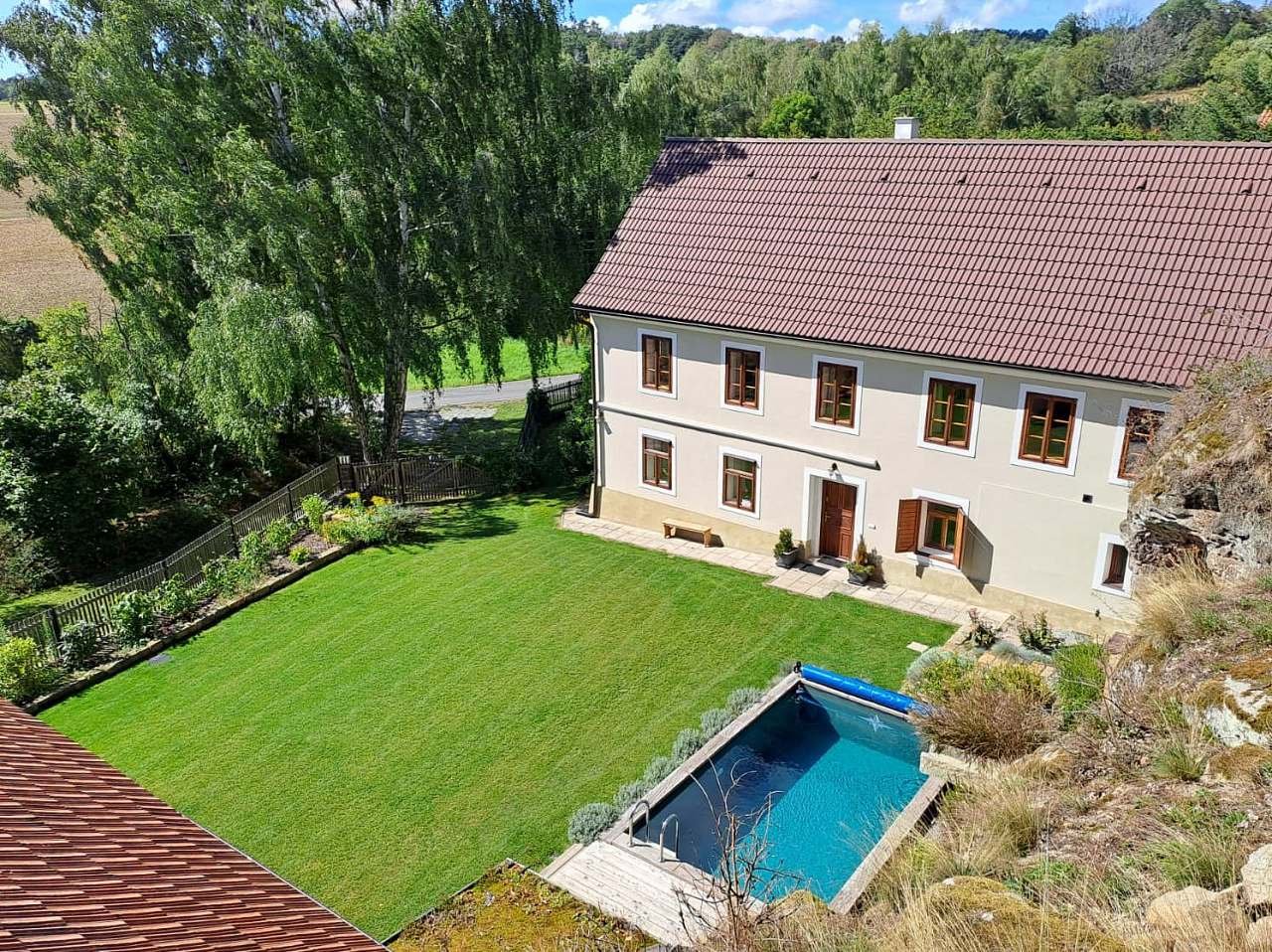 Budova ubytování, bazén a zahrada