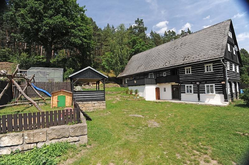 Celkový pohled na chalupu - přední část