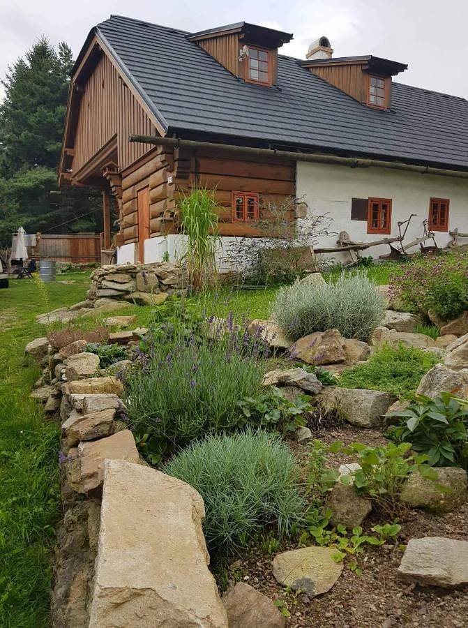 Chaloupka pohled od silnice